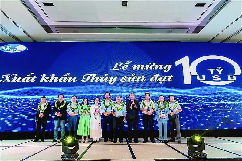 10 excellent exporting enterprises of the shrimp industry are honored by VASEP in 2022. Photo: T.H