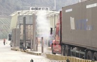11 vehicles of dragon fruits cleared in first day of re-opening of Tan Thanh border gate
