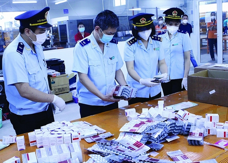 The Anti-Smuggling Enforcement Team in the North (Anti-Smuggling and Investigation Department, General Department of Customs) presided over and coordinated with the Express Delivery Customs Branch (Hanoi Customs Department) to seize infringing goods at a warehouse in Thach Loi village, Thanh Xuan commune, Soc Son, Hanoi on September 14, 2021.