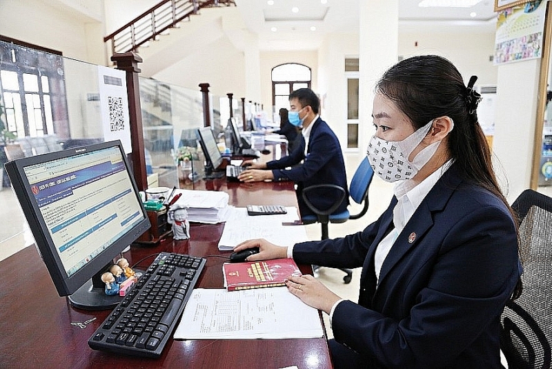 Officers of Moc Chau State Treasury at work. Photo: Thuy Linh