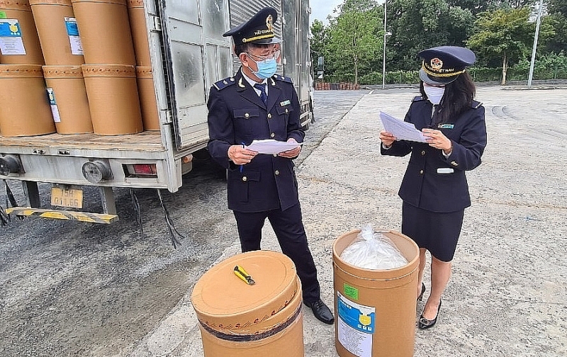 Officials of Hoa Lac Customs Branch (Hanoi Customs Department) inspect import and export goods. Photo: T.Huong