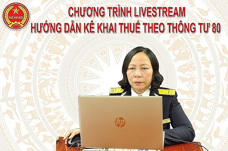 Ms. Le Thi Duyen Hai, Director of the Declaration Department, hosted a livestream to guide taxpayers. Photo: TCT.