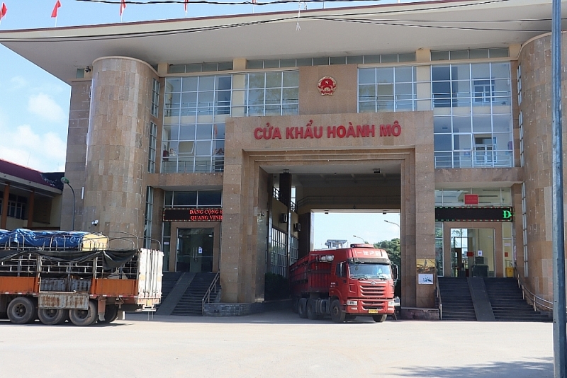 Import and export activities at Hoanh Mo border gate, Quang Ninh. Photo: T.Binh