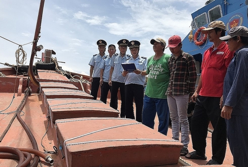 The Southern Regional Sea Control Squadron (Squadron 3 under the Anti-Smuggling and Investigation Department) searches a tanker carrying D.O oil without invoices and receipts in April 2021. Photo: Thu Hoa.