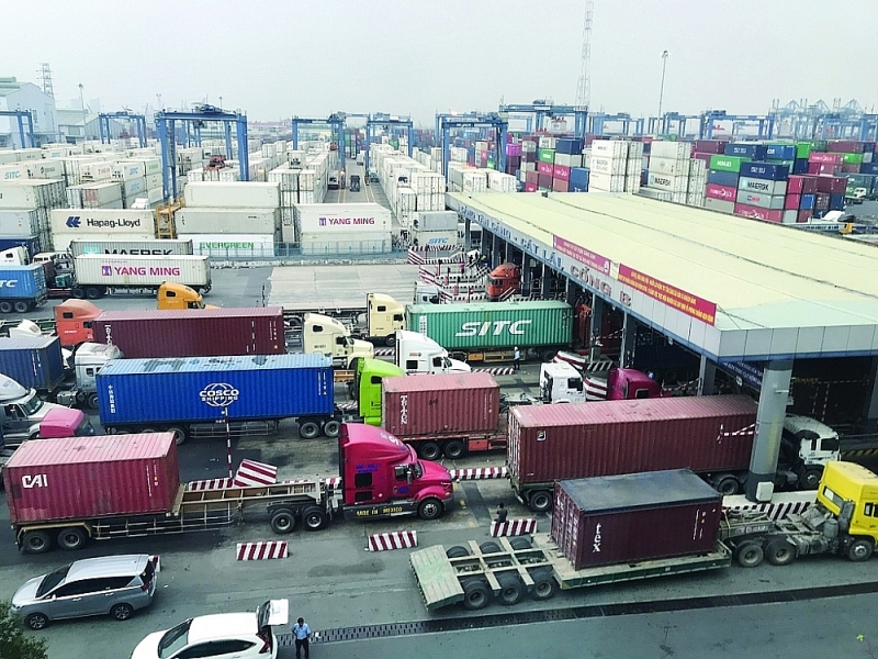 Goods move in and out of Cat Lai port. Photo: T.H