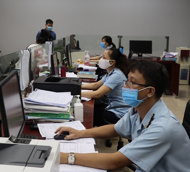 Customs officers of Lao Cai Customs Department at work. Photo: T.Binh.
