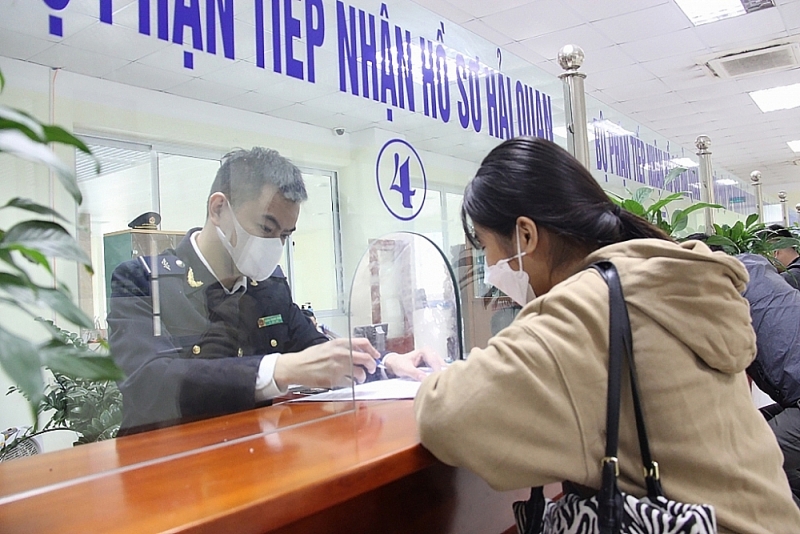Declaring and receiving customs declarations at Chi Ma border gate Customs Branch (Lang Son Customs Department). Photo: H.Nu