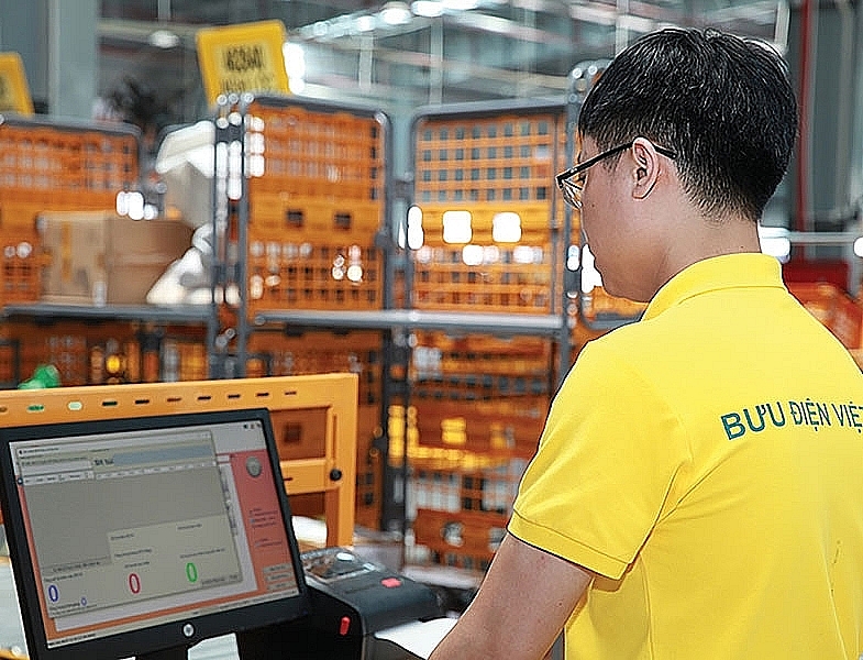 Vietnam Post applies information technology in customer management, automatic goods delivery. Photo: ST