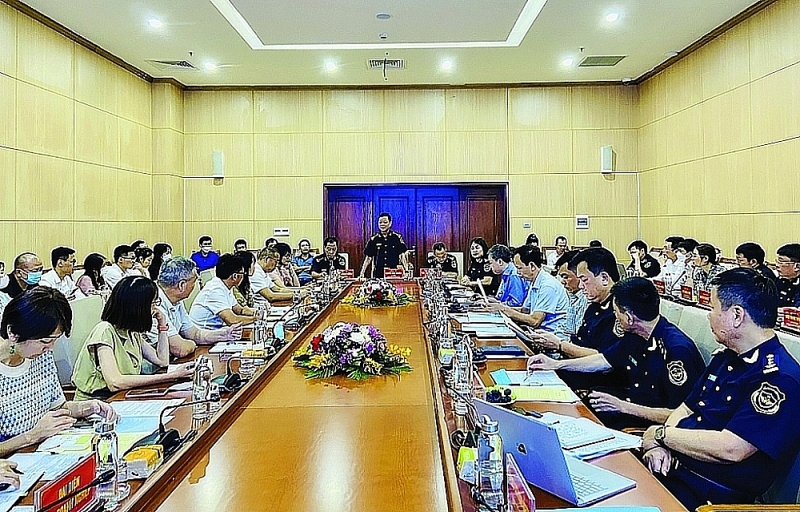 Leaders of Quang Ninh Customs Department meet more than 20 enterprises which have been granted certificates of import, export and investment incentives in the province in 2022.