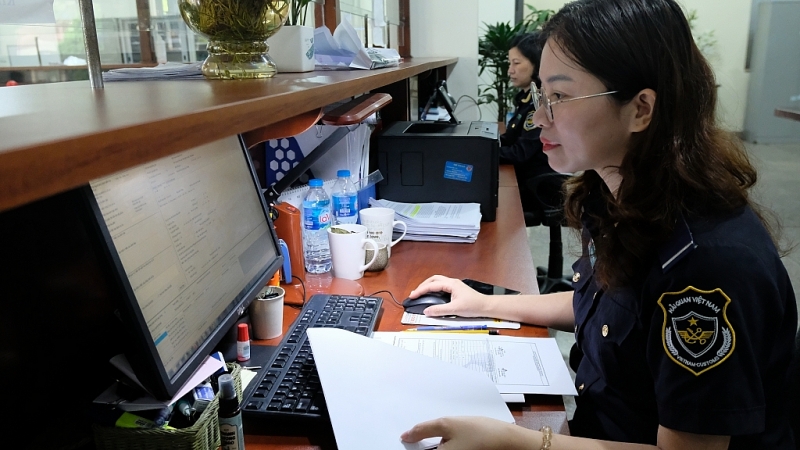 Customs officers of North Hanoi Customs Branch at work. Photo: N.Linh