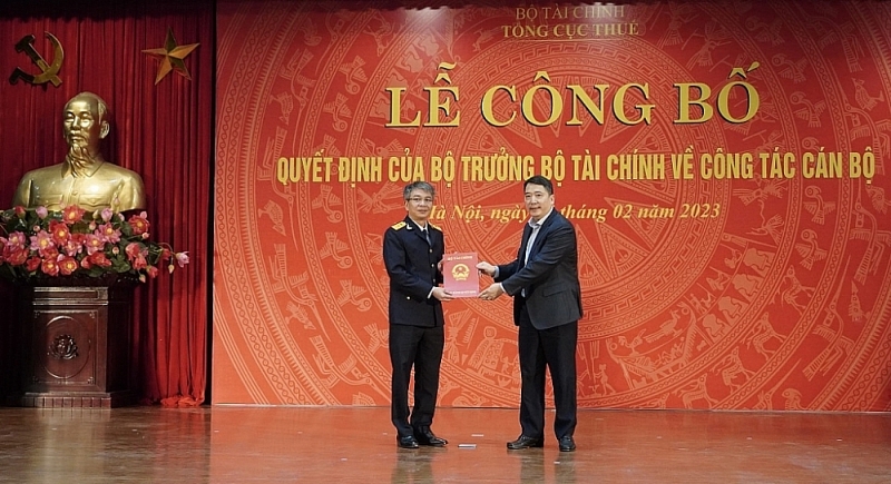 Deputy Minister of Finance Cao Anh Tuan hands over the decision to Mr. Mai Xuan Thanh. Photo: TL