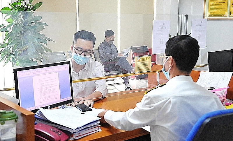 Tax offices are responsible for updating, searching, reviewing and checking dossiers, and urging law compliance. Photo: General Department of Taxation