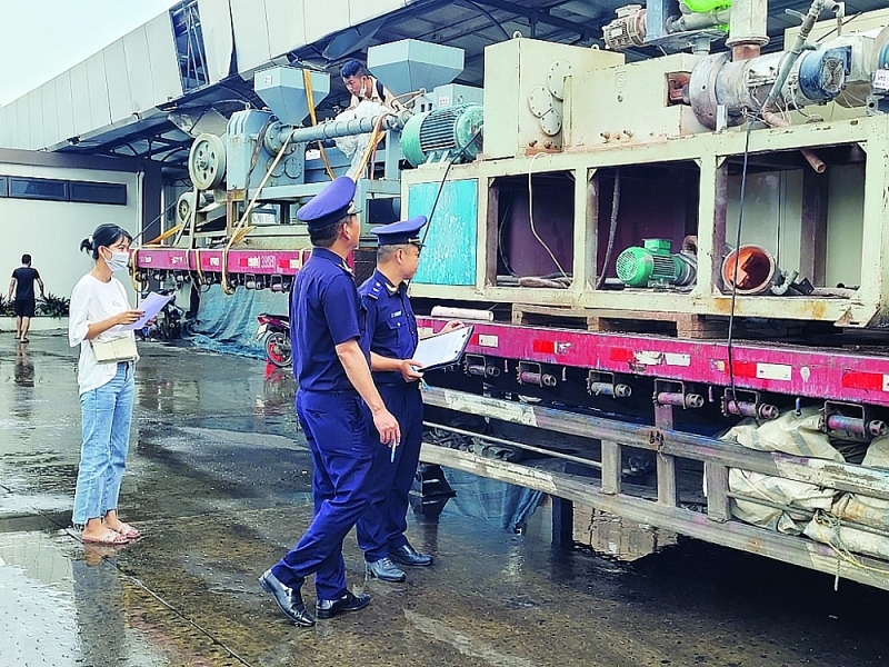 Customs officers of Huu Nghi Border Gate Customs Branch (Lang Son Customs Department) inspect imported machinery and equipment. Photo: H.Nu