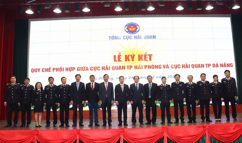 Leaders of the two cities and leaders of the General Department of Customs took souvenir photos with the leaders of the Hai Phong Customs Department and Da Nang Customs Department. Photo: T.Binh.