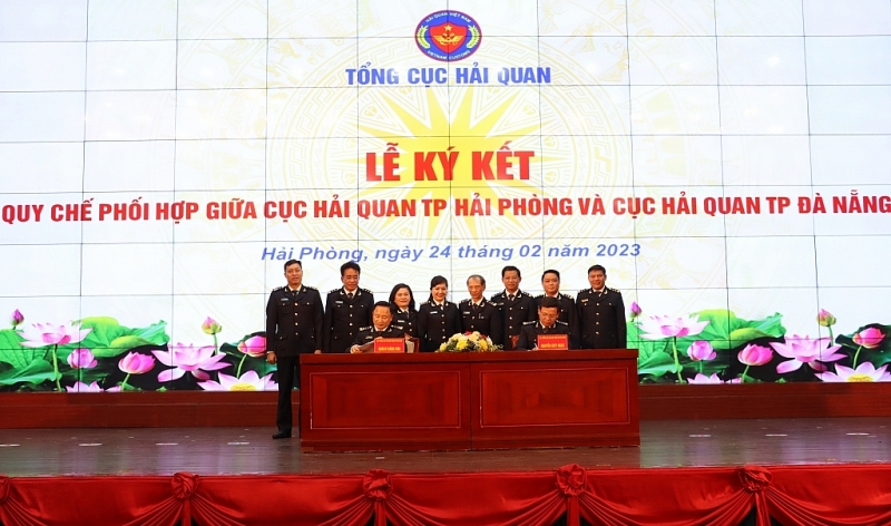 The leaders of Hai Phong Customs Department and Da Nang Customs Department witnessed the two Directors signing the Regulation in coordination. Photo: T.Binh.