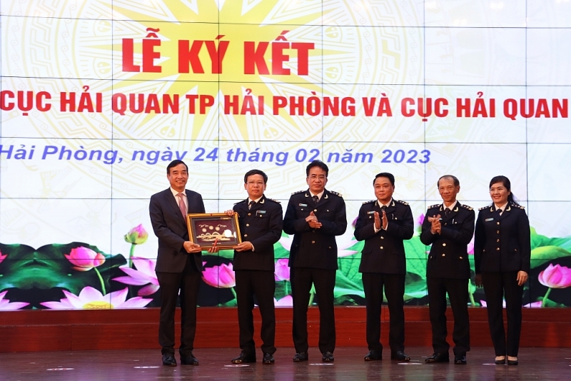 Chairman of Da Nang City People's Committee Le Trung Chinh presented souvenirs to Hai Phong Customs Department. Photo: T.Binh.