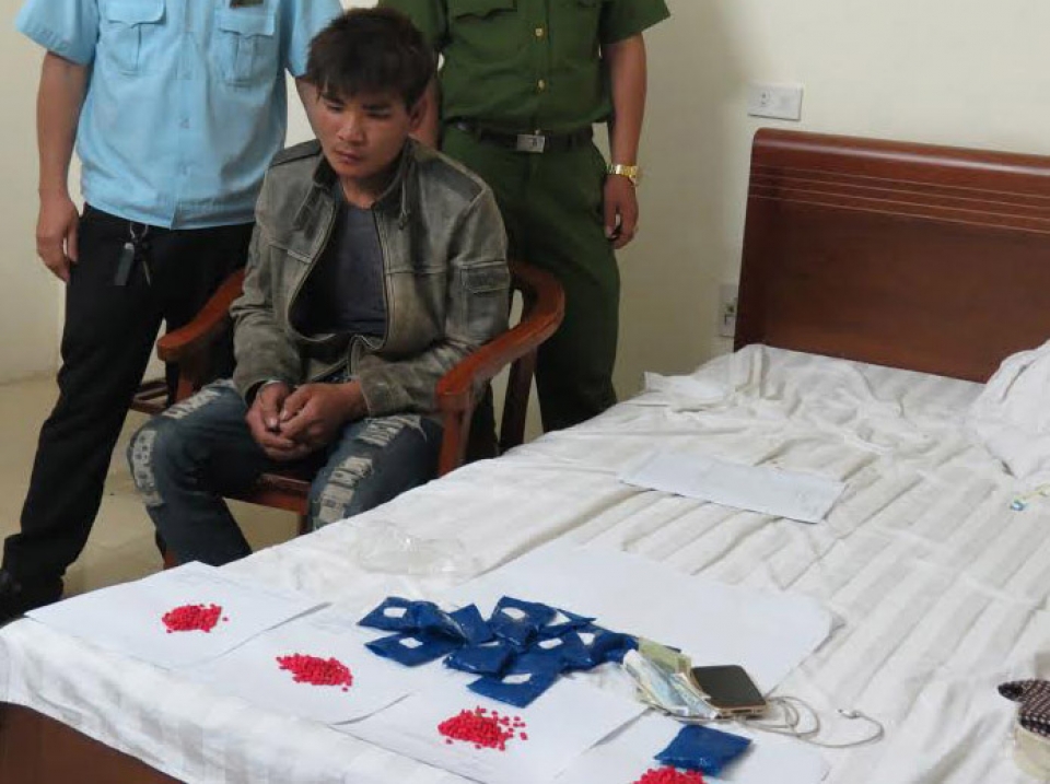 ha tinh customs cleared case of transport of 2198 pink methamphetamine pills