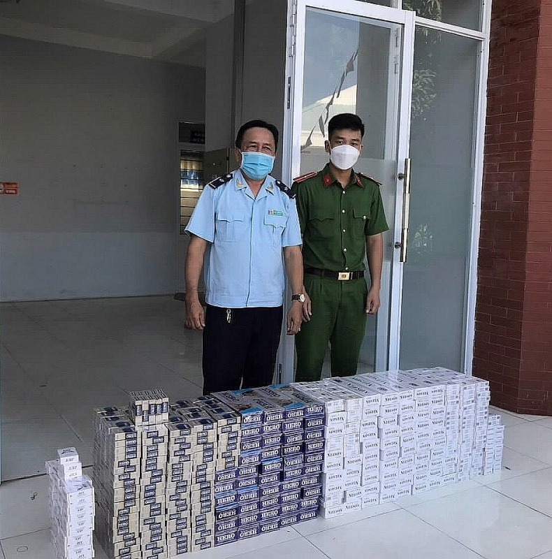 Contraband cigarettes are seized by Dong Thap Customs Department in coordination with the Police. Photo: Dong Thap customs