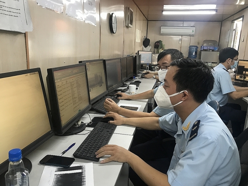 HCM City Customs officers inspect goods using scanners. Photo: T.H