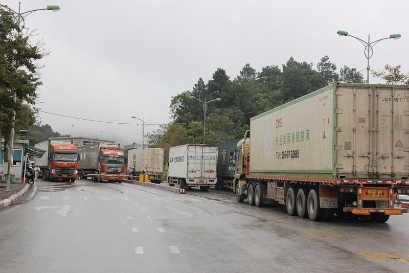 Vehicles carrying import and export goods will drop off containers at the two yards on a dedicated road at Huu Nghi international border gate Photo: H.Nu