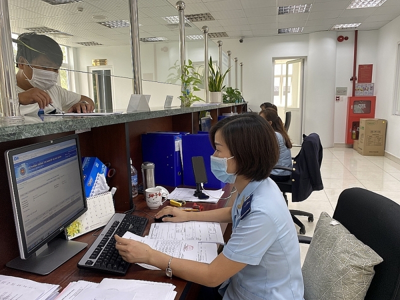 Officers of Binh Duong Customs Department carry out import and export procedures for businesses. Photo: T.D
