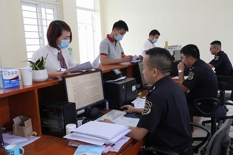 Customs officers at Vung Ang port border gate Customs Branch guide businesses on customs procedures. Photo: H.Nu