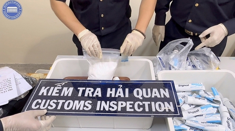 Tan Son Nhat Customs inspects exhibits