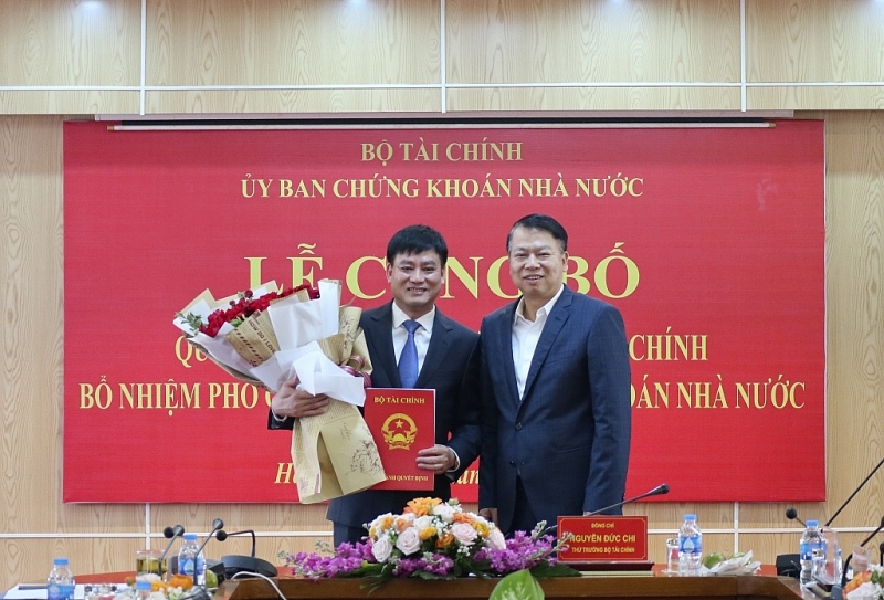 Deputy Minister of Finance Nguyen Duc Chi awards the appointment decision to Mr Hoang Van Thu