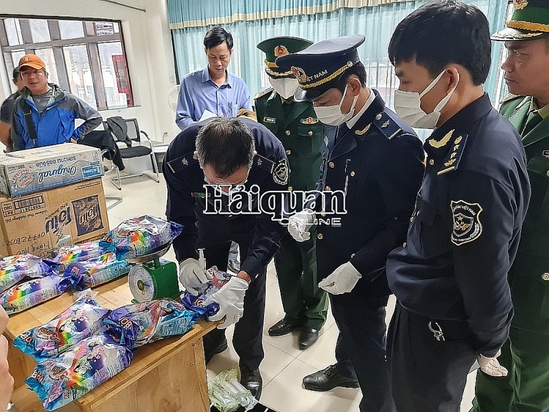 Customs and Border Guard of Quang Tri province coordinated to inspect infringing goods in January 2023. Photo provided by Quang Tri Customs.