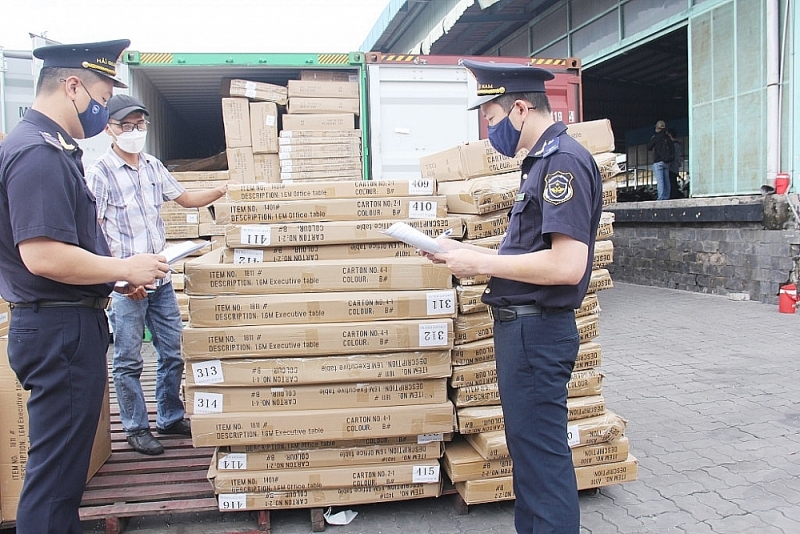 Customs officers of Saigon port area 1 border gate inspect imported goods. Photo: T.H