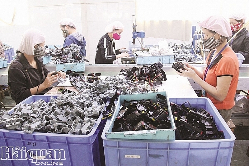 Enterprises should be encouraged to apply sustainable business models, cleaner production technologies, and efficient use of resources. Photo: Bui Nu