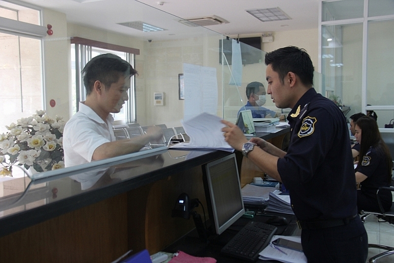 Officers of Nhon Trach Customs Branch guide procedures for import-export enterprises. Photo: N.H