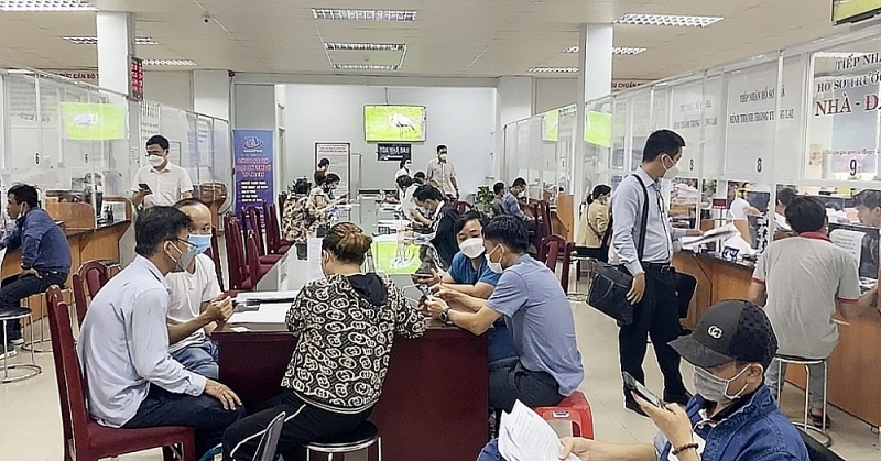 People carry out tax procedures at Thu Duc City Tax Branch. Photo: T.D