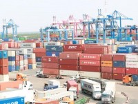Companies bear more burdens due to increase in fees from many shipping companies