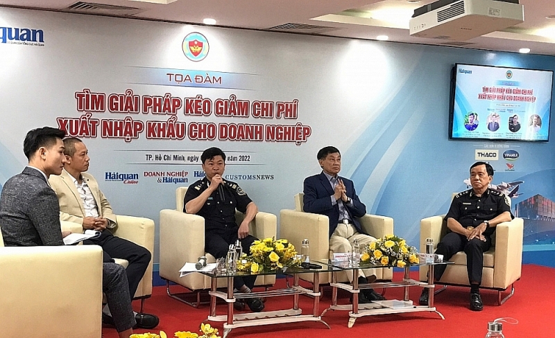 Deputy Director of the Customs Supervision and Administration Department Dao Duy Tam, speaks at the seminar. Photo: CL