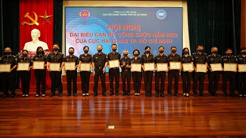 Director of Ho Chi Minh City Customs Department honoured officials who have achieved excellent results in 2021. Photo: T.Thuy