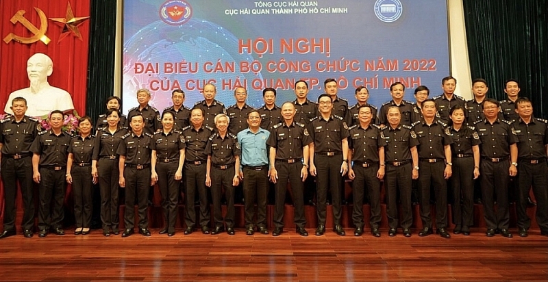 Leaders of Ho Chi Minh City Customs Department take photos. Photo: T.Thuy