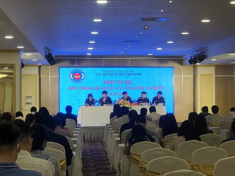 Ha Nam Ninh Customs answered many questions from enterprises in Nam Dinh province. Photo: H.Nu