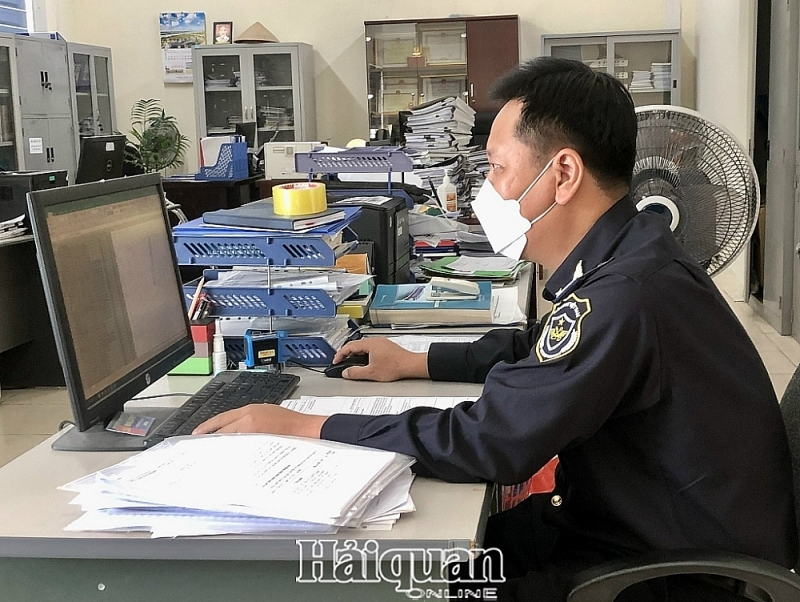 A Customs officer of Ninh Binh Customs checks data on enterprises. Photo: H.Nu