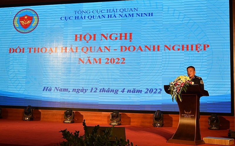 Mr. Pham Hong Thanh, Director of Ha Nam Ninh Customs Department speaks at the conference. Photo: H.Nu