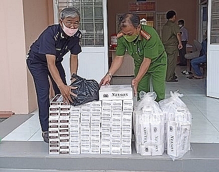 Contraband cigarettes are seized by Dong Thap Customs in coordination with the police agency. Photo: Van Than