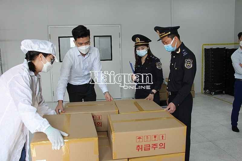 Customs officers inspect goods at a factory. Photo: H.Nu