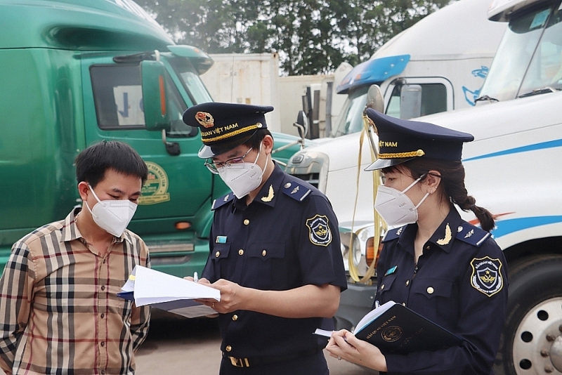 An officer of Mong Cai Border Gate Customs Sub-Department (Quang Ninh Customs Department) supervises exported goods through the Km3+4 pontoon bridge open path. Photo: Thai Binh
