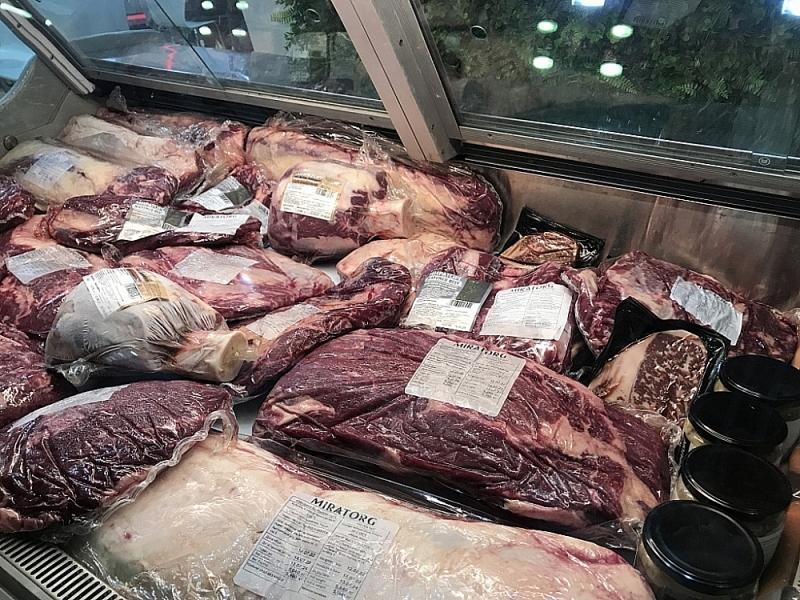 Imported beef is sold at supermarkets. Photo: T.H