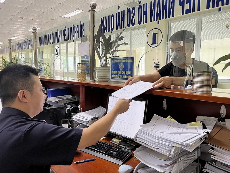 Chi Ma Customs officers receive procedures of enterprises. Photo: H. Nu