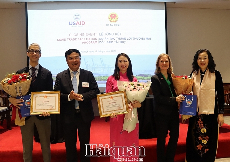 Deputy General Director Nguyen Van Tho and former Deputy Minister of Finance Vu Thi Mai awarded certificates of merit to two individuals for their achievements in implementing TFP. Photo: H.Nu