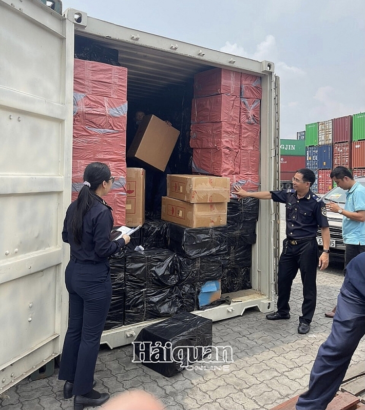 Customs officers of Team 4 inspected the shipment of cigarettes suspected of infringing intellectual property rights on April 17, 2023