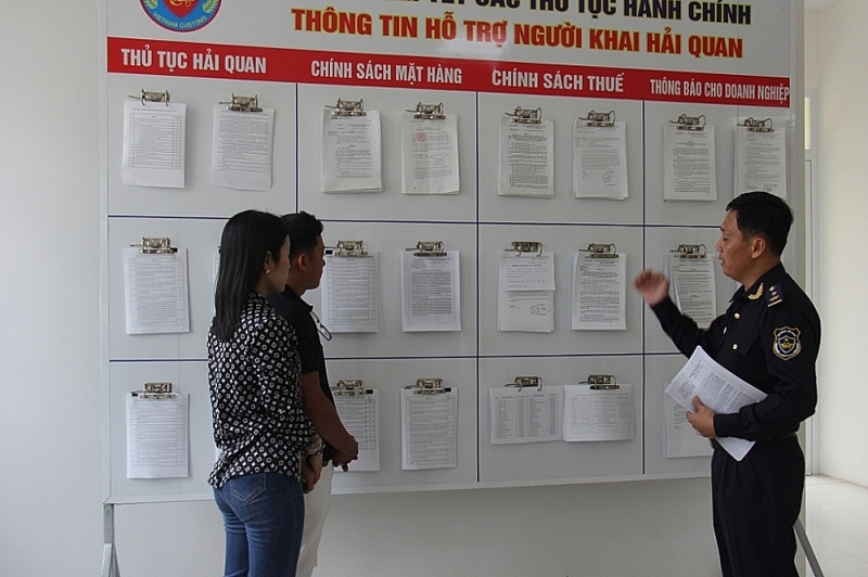 Customs officers of Khanh Binh border Customs Branch guide enterprises. Photo: T.H