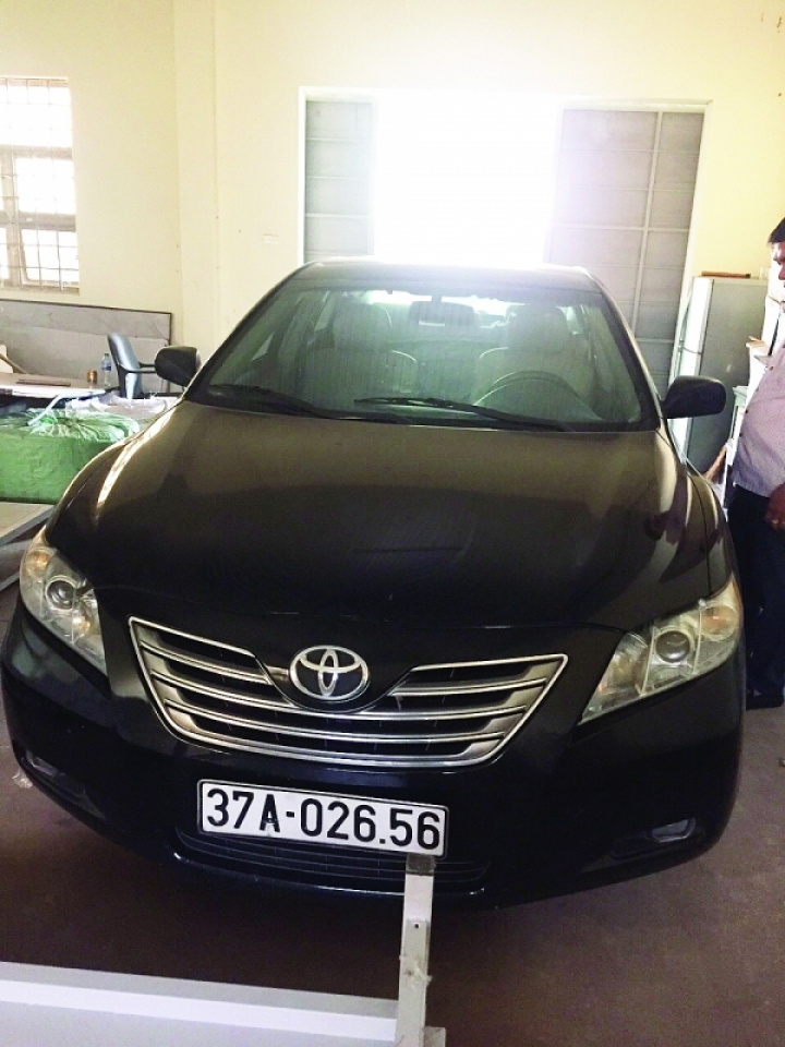 nghe an customs discovers cars of unknown origin using fake license plates