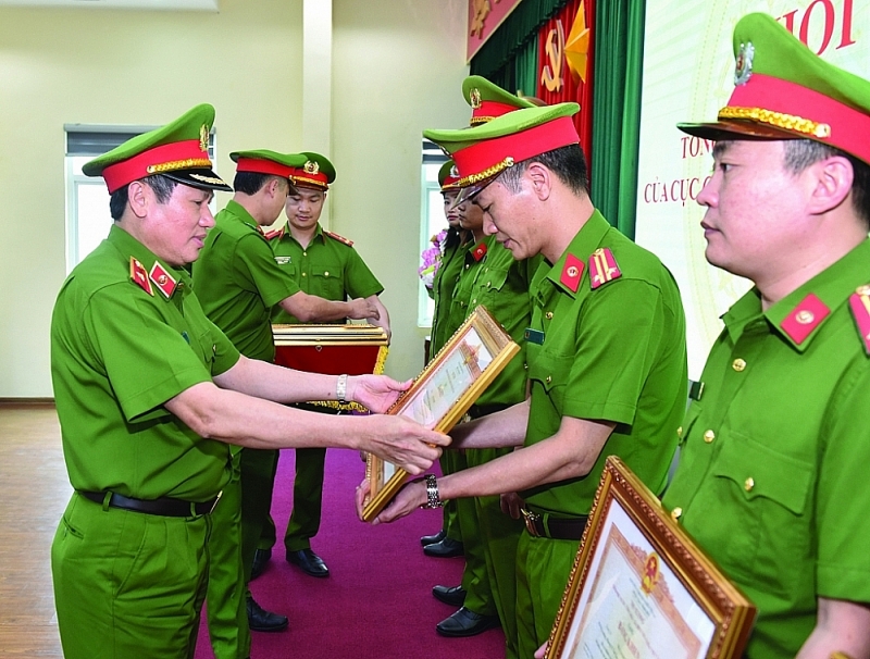Brigadier General Nguyen Van Vien awards Certificates of merit of the Prime Minister to individuals with outstanding achievements of C04. Photo: Provided by C04
